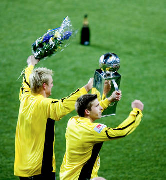  Guldjubel, Mathias Svensson och Anders Svensson. Med Lennart Johanssons pokal och med champagnen på konstgräset. Svenska Mästare, SM-guld, jubel.