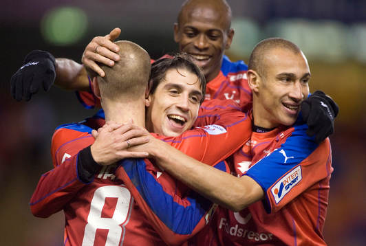  Babis Stefanidis, Helsingborg gratuleras av Luton Shelton och Henrik Larsson, Helsingborg efter 0-2. Jubel.     