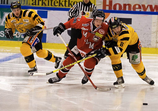 Carl Söderberg, Mif hårt trängd mellan två