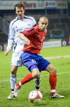 Roar Strand trycker Henrik "Henke" Henrik Larsson i ryggen