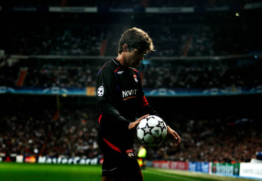 Juninho, Lyon, med Santiago Bernabeu Stadion i bakgrunden