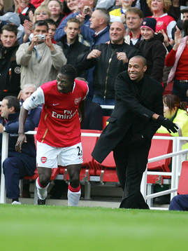  Emmanuel Adebayor, Arsenal jubel efter öppningsmålet med skadade Thierry Henry.