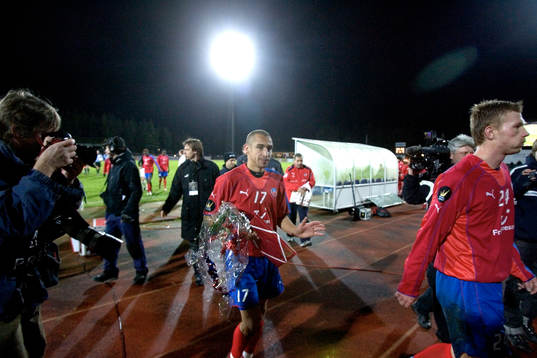 Henrik Larsson lämnar Österås idrottsplats, Old Trafford