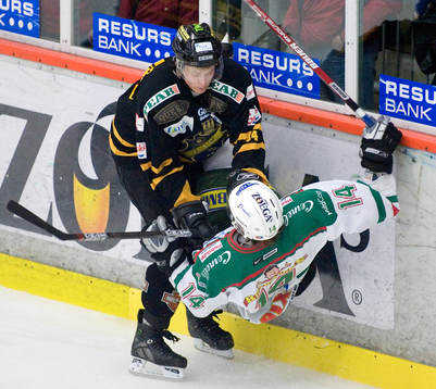 Martin Filander tacklar Mikael Gath