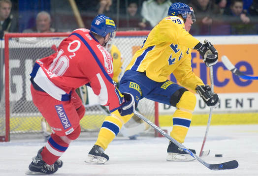 Kenny Jönsson, Sverige, vaktas av tjeckisk spelare