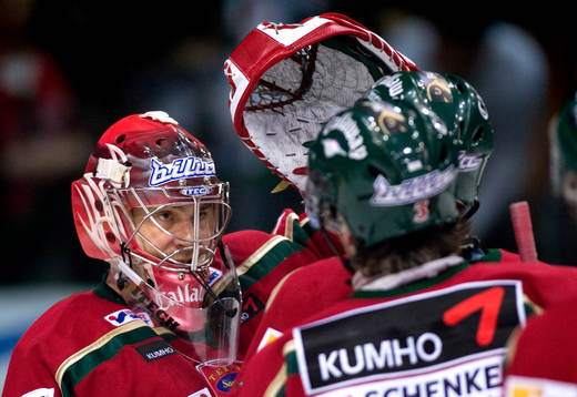 Tommy Salo, Målvakt, Frölunda, kramas om