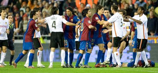 Jättebråk och utvisningar på Valencias David Albelda och