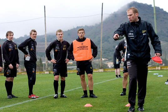 Guldtränaren Magnus Haglund instruerar fr.v. Marcus