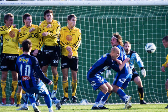  Frispark, Veigar Pall Gunnarsson klipper till och Elfsborgs mur fr.v. Mathias Svensson, James Keene, Stefan Ishizaki och Daniel Alexandersson kan konstatera att bollen räddas av Johan Wiland.