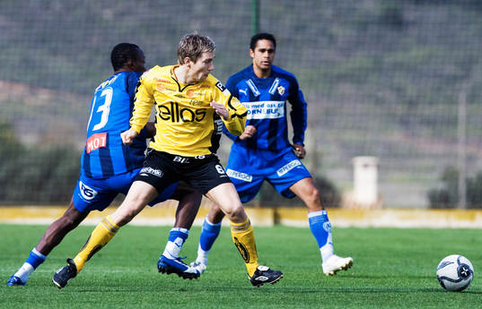  1-0 skytten Daniel Alexandersson snurrar med bl.a. nyblivne landslagsanfallaren Daniel Nannskog.