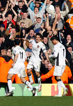  Gary Neville, Ryan Giggs och Cristiano Ronaldo, Manchester (Jubel)
