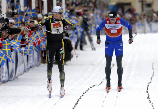 Oskar Svärd vrider på huvudet och ser att han har greppet