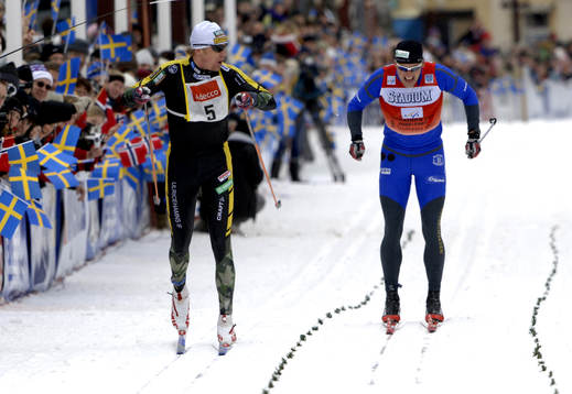 Oskar Svärd vrider på huvudet och ser att han har greppet