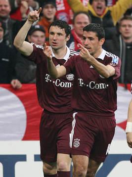  1-0 Jubel Bayern, Mark van Bommel och målskytten Roy Makaay.