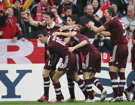   1-0 Jubel Bayern,  Roy Makaay, Mark van Bommel, Willy Sagnol, Owen Hargreaves, Daniel van Buyten
