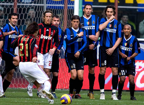  Andrea Pirlo, Milan, skjuter en frispark mot muren bestående av Luis Figo, Inter, Massimo Ambrosini, Milan, Dejan Stankovic, Hernan Crespo, Marco Materazzi, Zlatan Ibrahimovic, Olivier Dacourt, Inter.