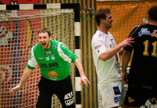  30-31 blev slutresultatet och det räddar Alingsås kvar i Elitserien utan att behöva kvala. Mikola Naum, målvakt, jubel.