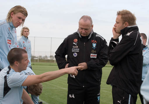 Daniel Andersson och Anders Andersson diskuterar med