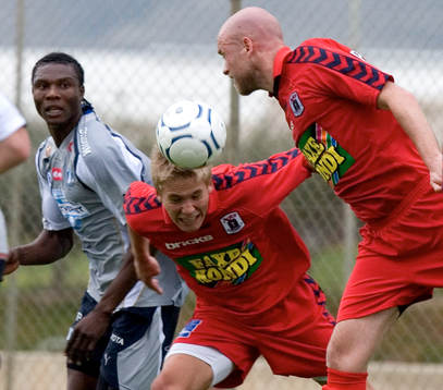  Olof Persson, numera mittback i Aarhus, nickar undan framför Edward Ofere.