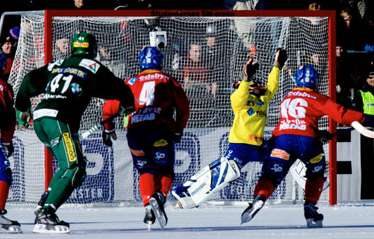  0-1 går in bakom Anders Svensson, målvakt Edsbyn