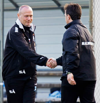 Sören Åkeby tackar tränarkollegan Patrik Walker för