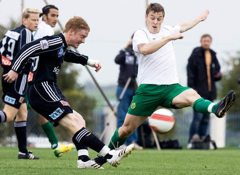 David Johansson försöker stoppa en norsk framstöt