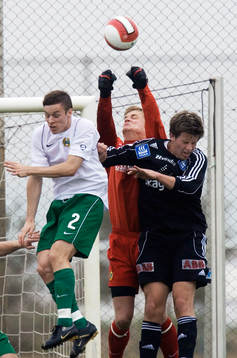 David Johansson hjälper Erland Hellström att hålla rent