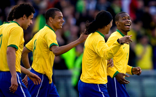  Juan, jubel efter sitt mål tillsammans med Ronaldinho, Gilberto Silva.