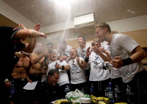  Champagnen flödade i IFK Malmös omklädningsrum, elitserien nästa.. Jubel, glädje.