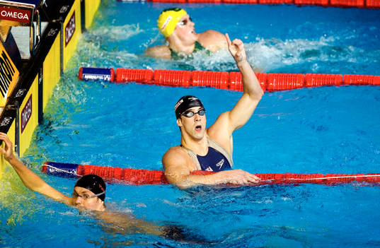 Michael Phelps, USA slog världsrekord framför Kenrick