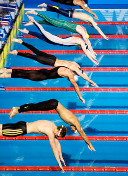 Starten på 200m fritt. Michael Phelps, USA vann loppet och