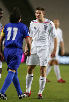 Steven Gerrard, England diskuterar med Justp Ruiz, Andorra