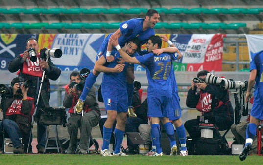   Luca Toni gratuleras av  Marco Materazzi och Simone Perrotta, Italien, jubel.
