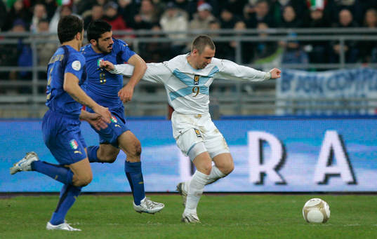  Kenny Miller, Skottland kämpar om bollen med Gennaro Gattuso och Fabio Cannavaro, Italien.