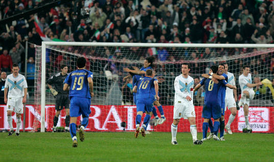  Italien jublar efter mål av Luca Toni.