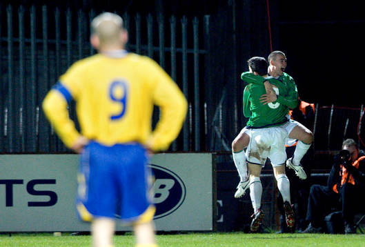  Damien Johnson och David Healy jublar tillsammans medan Fredrik Ljungberg tittar på