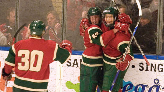 Frölundas Lars Eller (th) kramas om