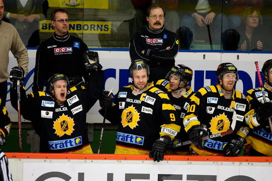 Jubel i båset. Glädje, avbytarbås, bås, avbytarbänk.