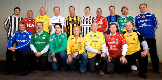  Patrik Johansson, Landskrona, Gilles Stille, Öster, Ingemar Nilsson, Falkenberg, Mikael Andersson, Norrköping, Thomas Andersson, Häcken, Mats Olsson, Sylvia, Mark Selmer, Degerfors, Pär Millqvist, Sirius, Jesper Blomqvist, Enköping och Timo Sankala, Sundsvall. Sittande fr.v.: Peter Swärdh, Åtvidaberg, Olle Nordin, Jönköping, Dave Wilson, Ljungskile, Thomas Andersson, Mjällby, Stig Kristensson, Falkenberg, Jan Karlsson, Örgryte och Anders Grimberg, Bunkeflo.
