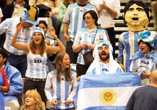 Argentinska tennisfans, inkluderat Maradona, på läktaren