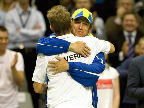 Mats Wilander gratulerar Thomas Johansson till segerrn