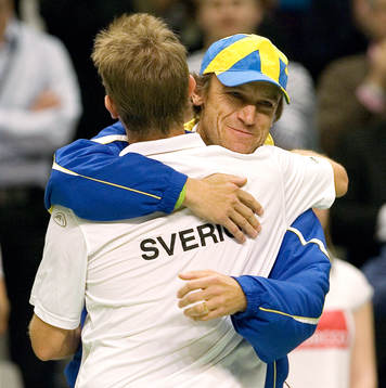 Thomas Johansson får en grattiskram av Mats Wilander