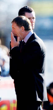 Stuart Baxter gäspar när han lämnar plan