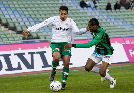  Målskytten Sebastian Castro-Tello utmanar Rickard Ekunde och glest på Ullevi läktare.
