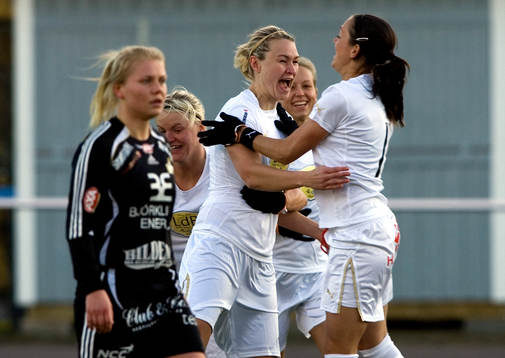  Ásthíldur Helgadottír och Therese Sjögran, Malmö efter 0-1, jubel.      