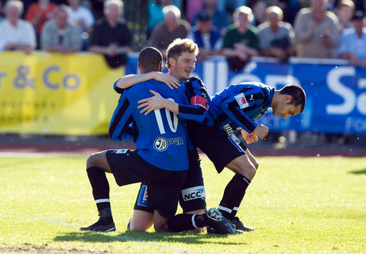  Olle Kullinger, Antou Jallow och Mani Tourang, Sirius, jubel efter 3-0.       