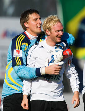 BP-målvakten Kristoffer Björklund kramar Martin Ekström.