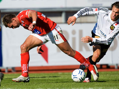 Fabio Augusto får en knuff av unge Albin Ekdal