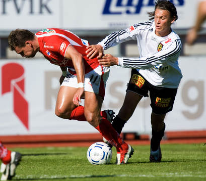 Fabio Augusto får en knuff av unge Albin Ekdal