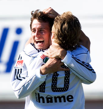 0-1, Olof Guterstam, som grattas av Tommy Lycén. Jubel,